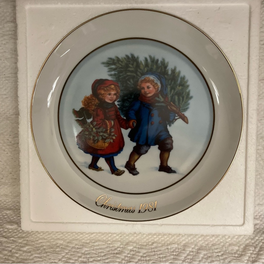 Collectible, Avon Christmas plate, 22K, gold rim, “sharing the Christmas spirit”